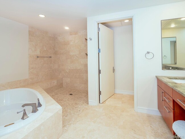 Building Photo - Hokua 9C - Stunning, Fully Furnished 2/2 i...