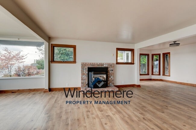 Building Photo - Three Bedroom, Two Bath Waterview