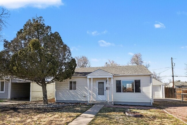 Building Photo - *2 Bedroom Detached Garage, Large Lot Updated and Clean**