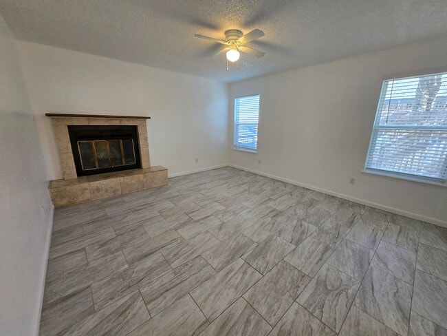 Building Photo - Move in ready!