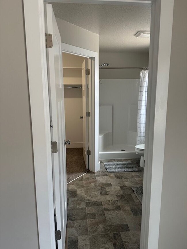 Building Photo - Amazing 3 bed, 2.5 bath with 2 car garage townhome!