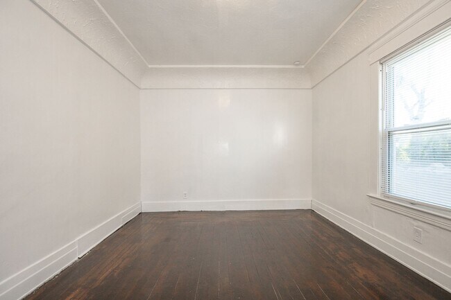 Building Photo - 1025 W 23rd St