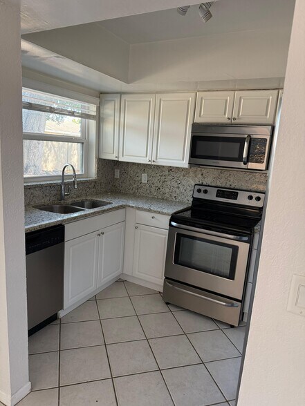 Building Photo - 6959 Aberfeldy Ave N