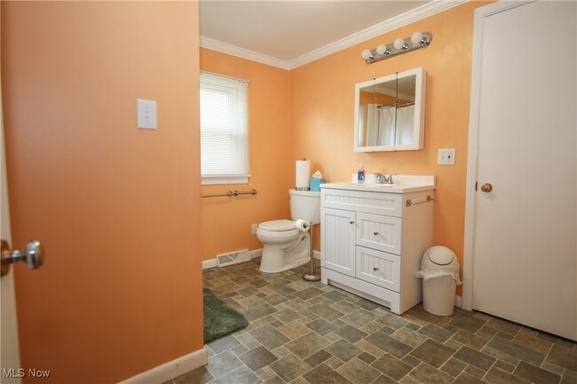 Building Photo - 734 Bond Ave