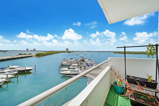 Building Photo - Master Room & Shared Bath - Miami Beach