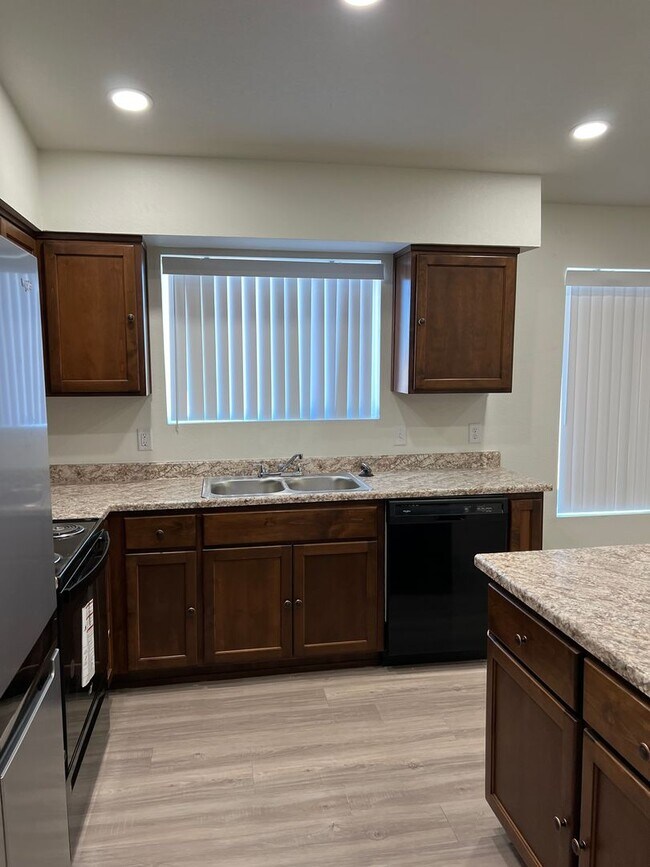 Building Photo - 4 BEDROOM HOME!