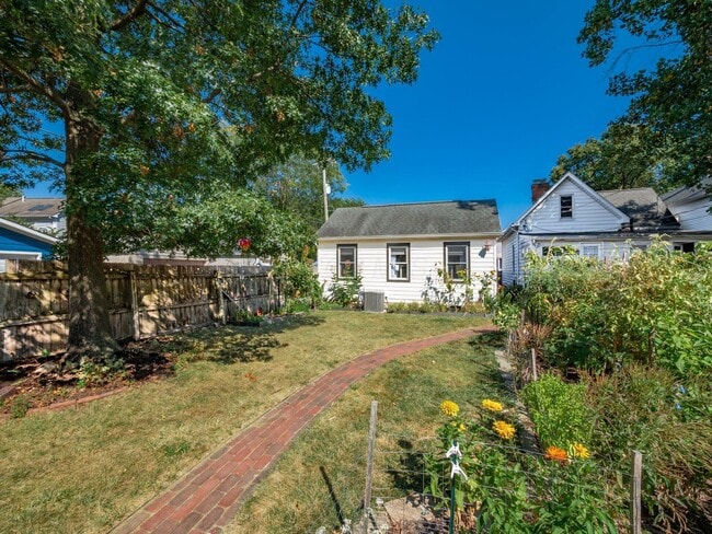 Building Photo - 781 Bruck St