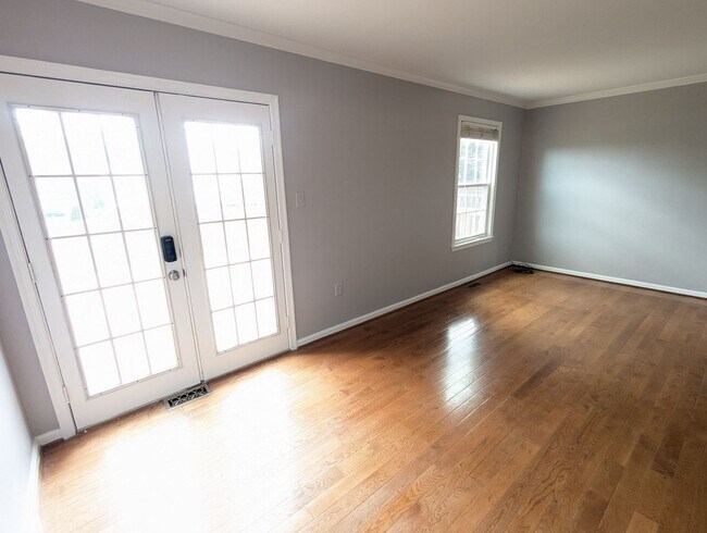 Building Photo - Beautifully maintained townhouse in Tuscar...