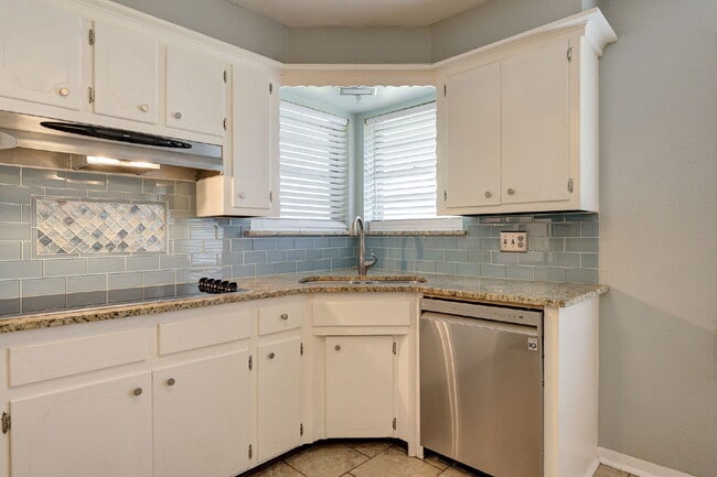 Building Photo - Rollingwood Beauty!