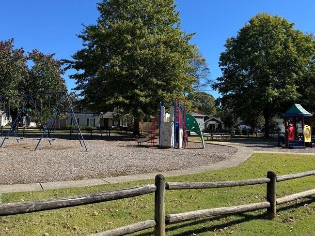 Building Photo - Medical District Location, Fenced Yard, an...
