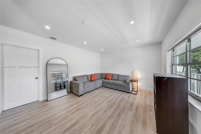 Building Photo - 2464 SW 22nd St