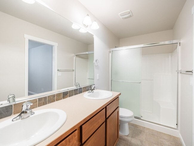 Building Photo - Charming River District Rancher | Double Vanity Suite | Walk to Orchard Park