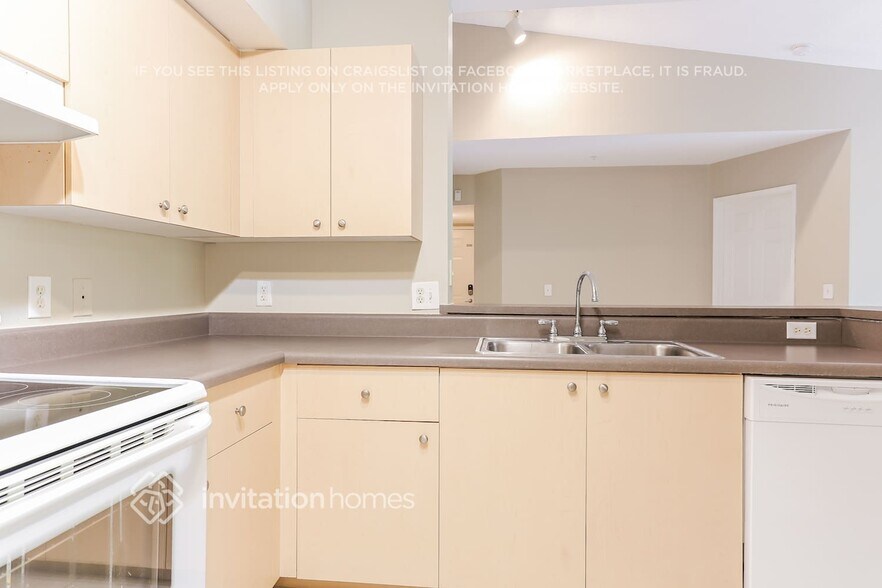 Building Photo - 2427 Centergate Dr