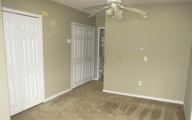 Building Photo - 902 7th St