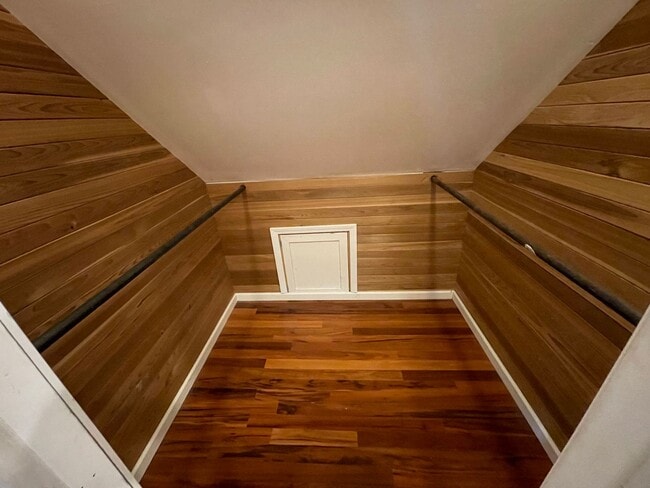 Building Photo - Nice Spacious 3 bd / 3 full bath and 2 hal...