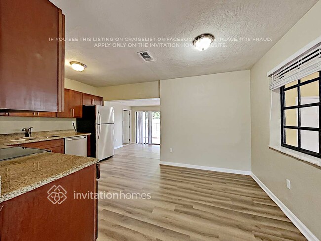 Building Photo - 630 E 65th St