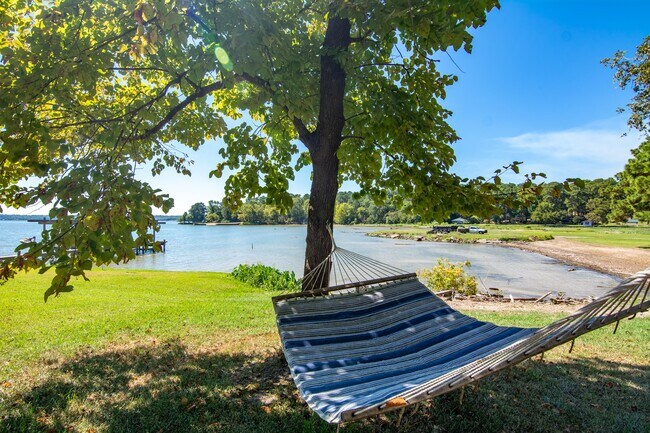 Building Photo - 150 Edgewater Way