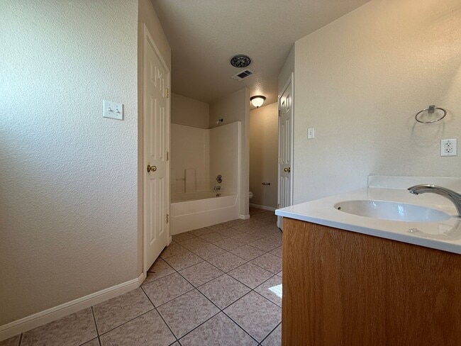 Building Photo - 222 Nolan Ridge Dr