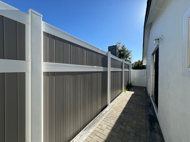 Building Photo - 2754 S Barrington Ave