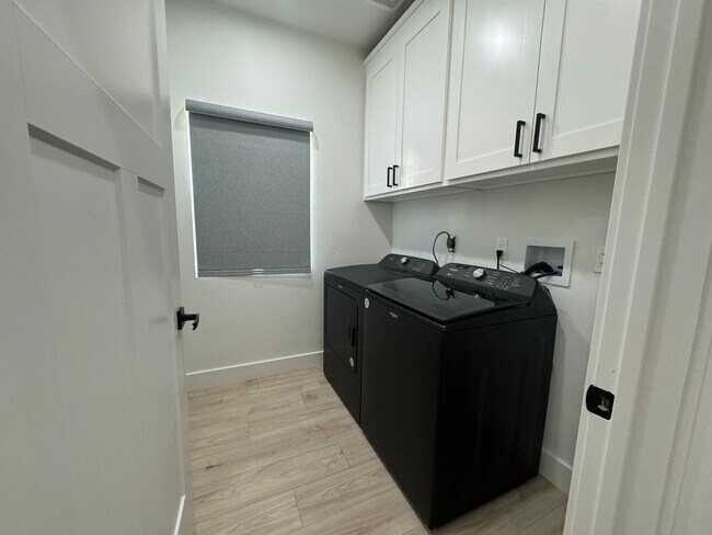 Building Photo - 6129 Lago Grande Dr