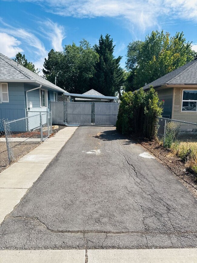 Building Photo - Updated 2bdrm 1 bath house  walking distan...