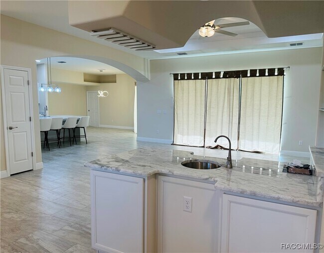 Building Photo - 5780 N Lena Dr