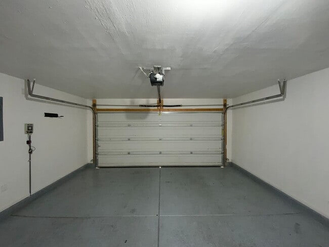 Building Photo - 3 Bedroom Single Story Home Available in T...