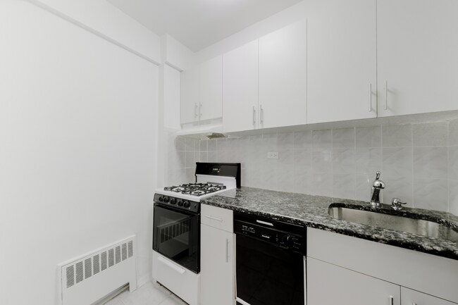 Building Photo - 210 E 47th St