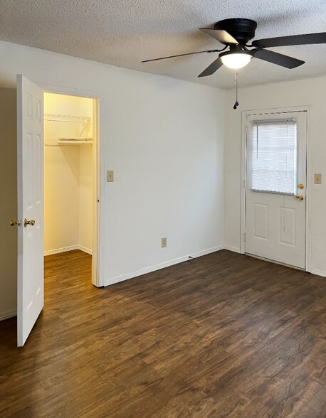 Building Photo - 5900 Samantha St