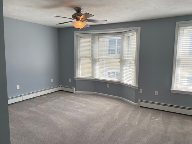 Building Photo - Spacious Townhouse - with parking!