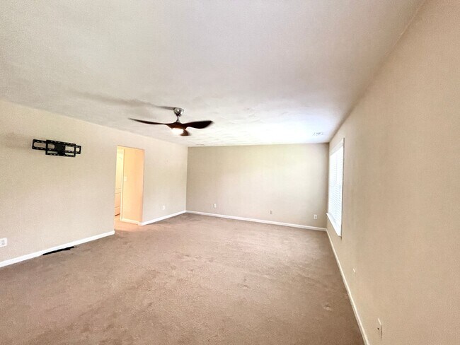 Building Photo - Beautiful large Castleton home