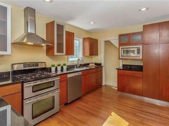 Building Photo - Lovely Forest Hills Home