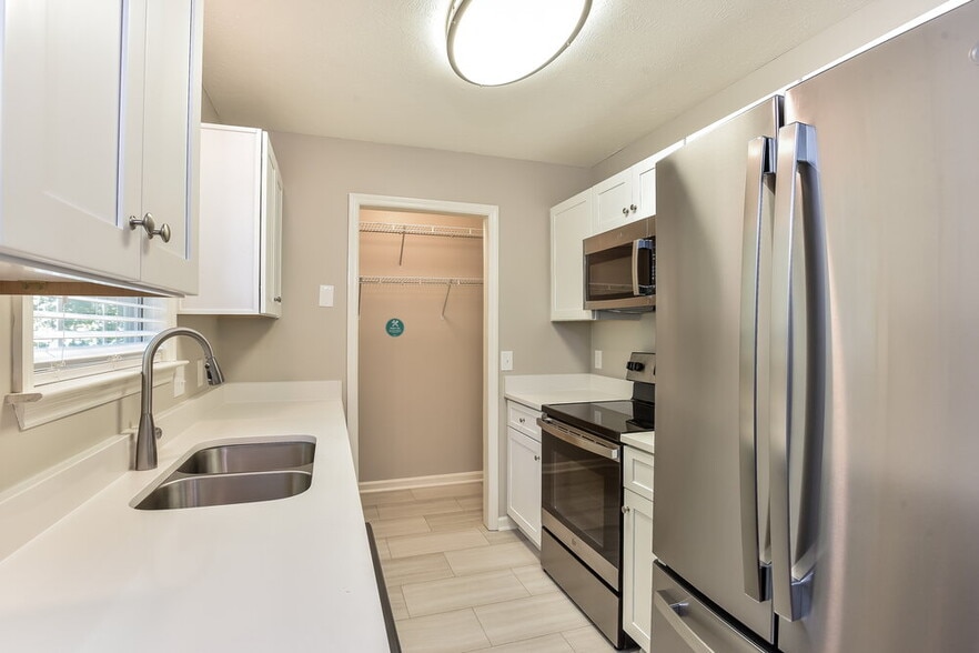 Building Photo - 4936 Deerhaven Dr