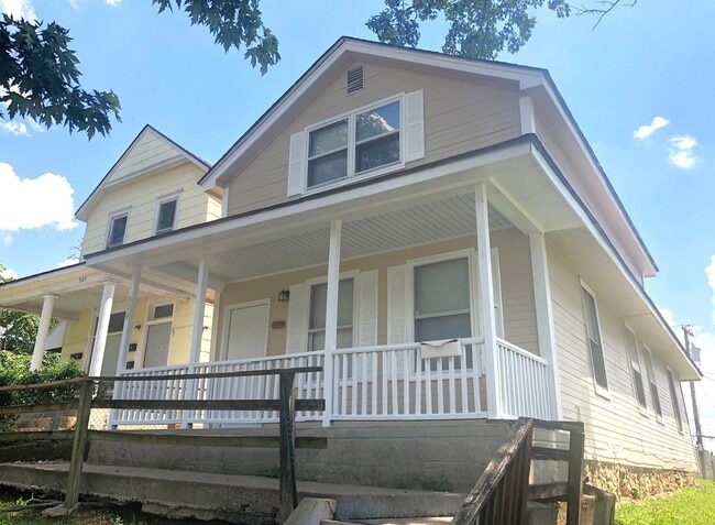 Building Photo - 3 Bed, 2 Full Bath House, MOVE-IN READY!!