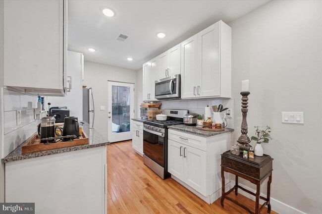 Building Photo - 1233 N Hollywood St