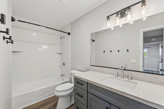 Building Photo - Charming 3-Bedroom Condo in Creekside Village – Prime Location!