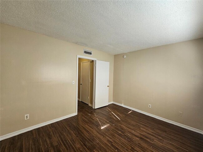 Building Photo - 201 Northwest Jefferson Cir N