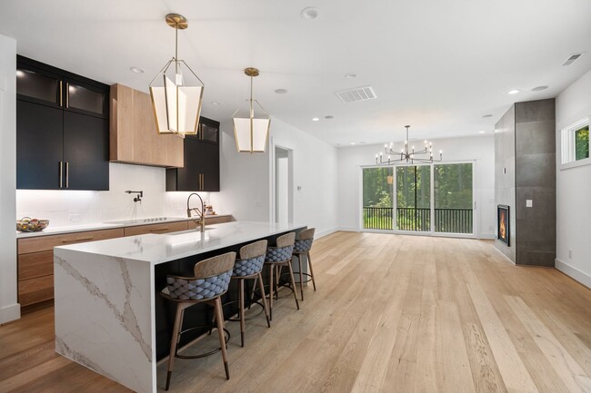Building Photo - Custom 5 bedroom, 5 bathroom home with Woo...