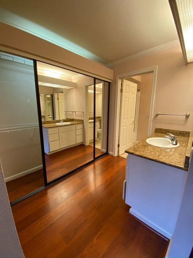 Building Photo - Desired Location in Kirkland - 2 Bedroom 2...