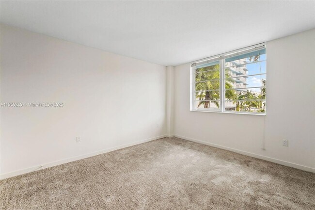 Building Photo - 910 West Ave