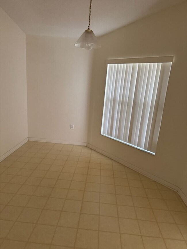Building Photo - Highland Square Home