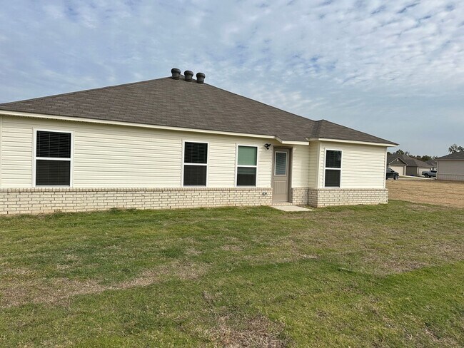Building Photo - Comfort & Space Await — Pre-Leasing 4BR/2BA in Cypress Bend