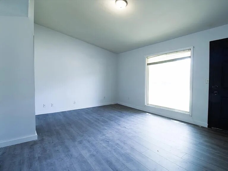 Building Photo - 133 St Thomas Ln