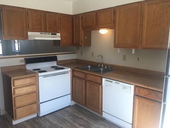 Building Photo - Reno Townhouse - Laundry Room in Unit/Gara...