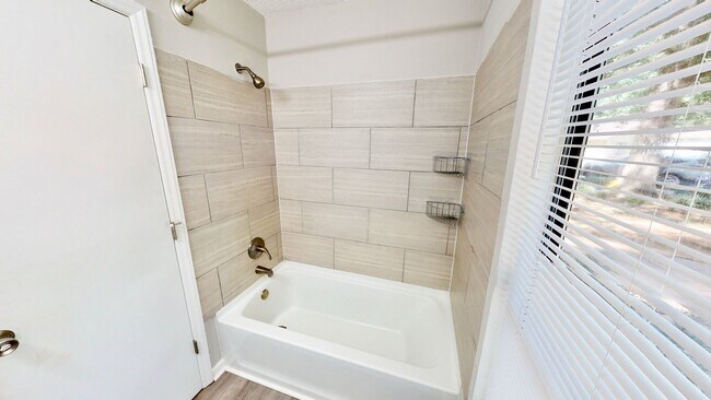 Building Photo - 5012 Glenview Ct