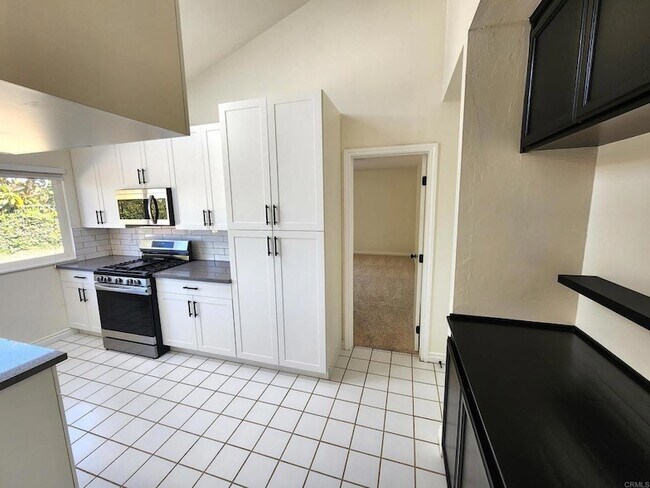 Building Photo - 80 N Lucas Ct