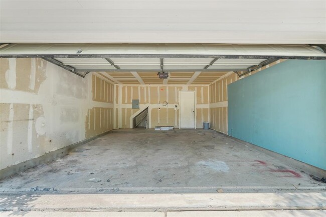 Building Photo - 176 Oak River Dr