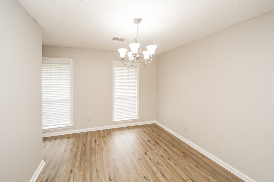 Building Photo - 4320 Whispering Bend Cove N
