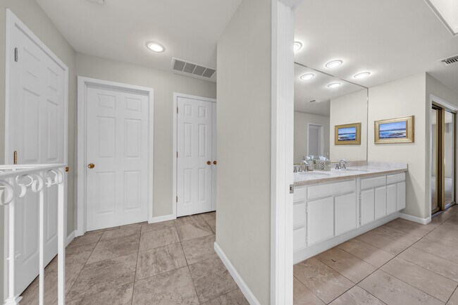 Building Photo - 4953 Lakeridge Terrace W