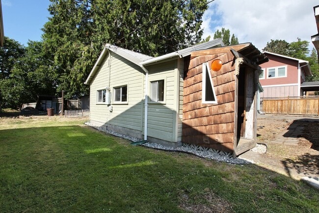 Building Photo - Cozy Cabin on Camano!~